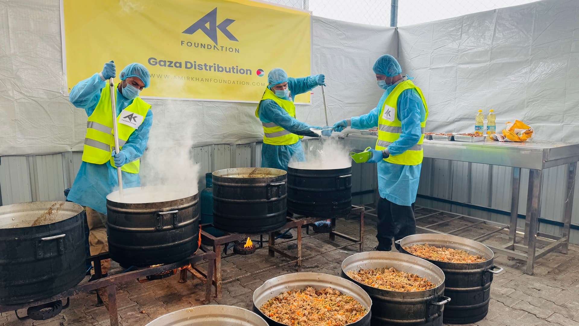 AKF aid workers delivering food to displaced communities in Gaza