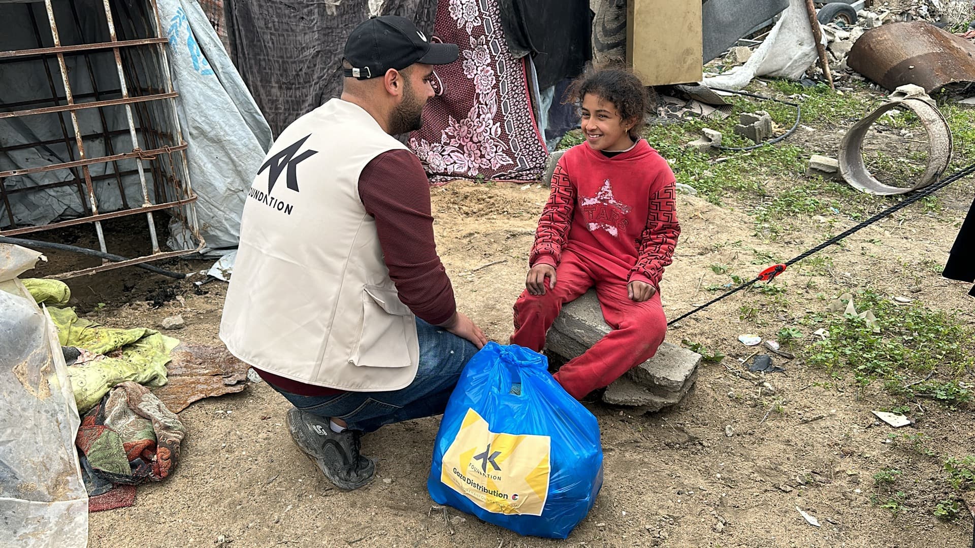 AKF field operations in Gaza - community food distribution
