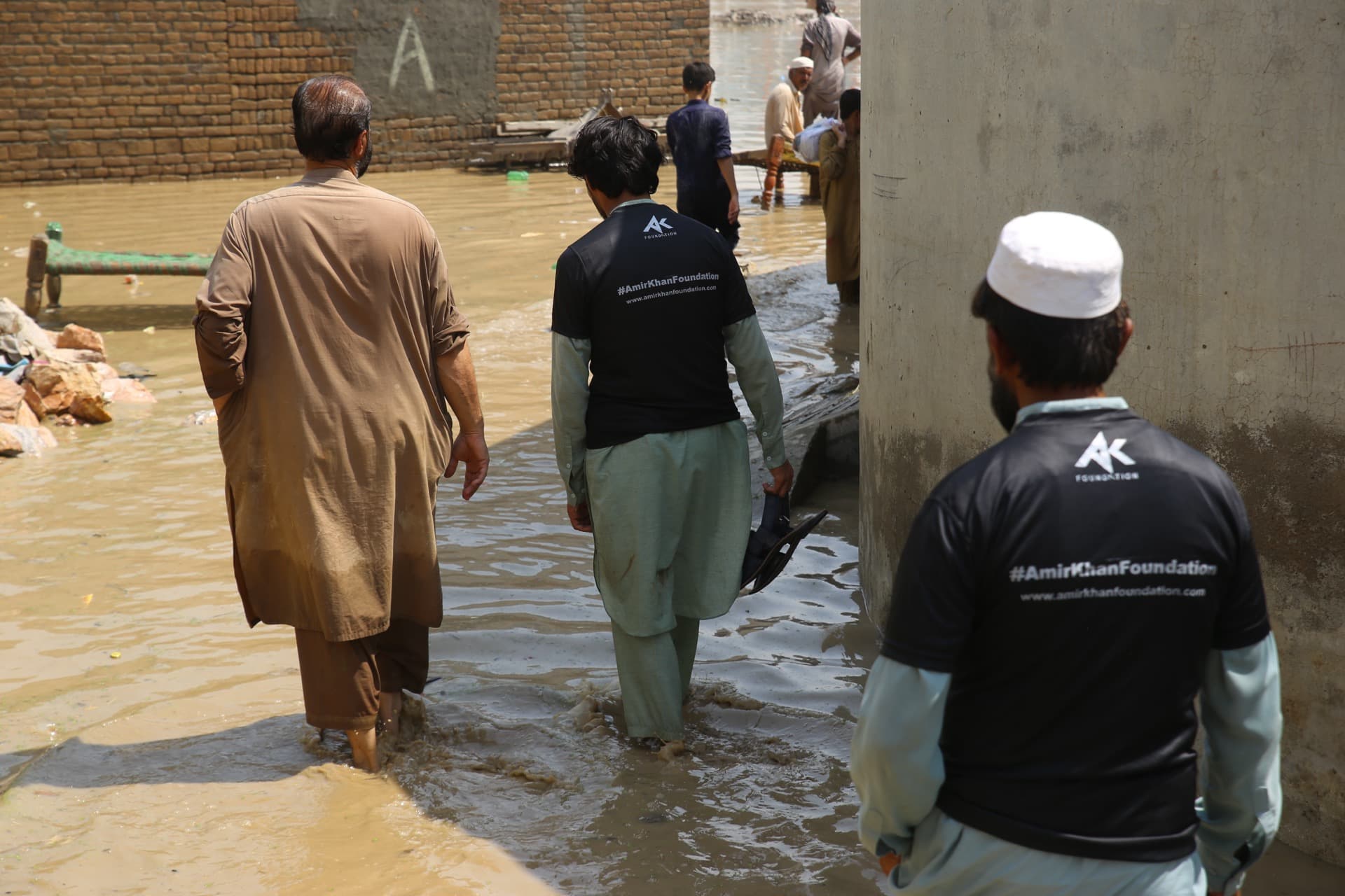 AKF Pakistan floods 2022 - field team delivering emergency supplies